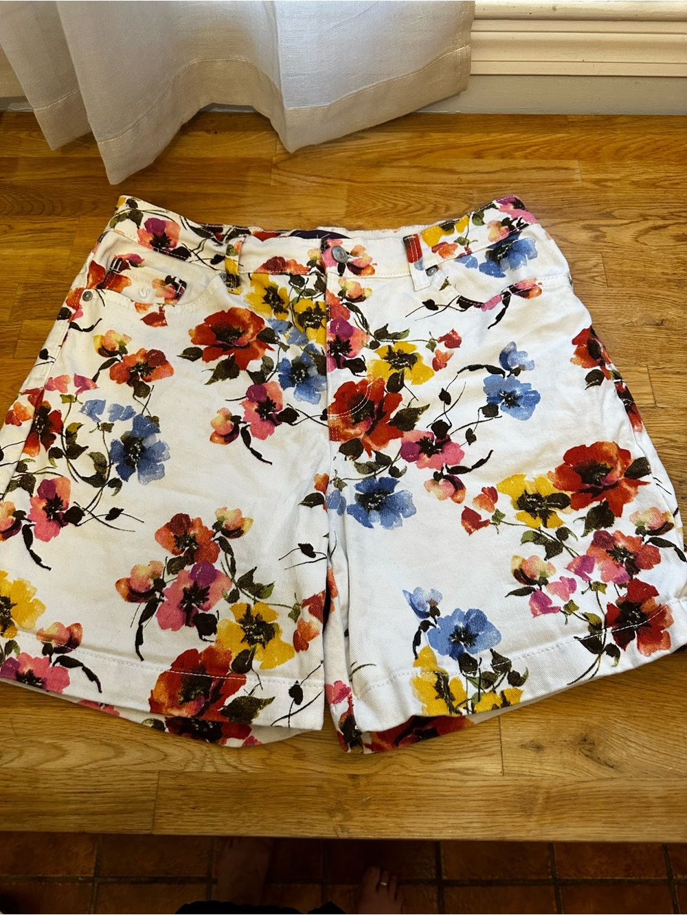 Gloria Vanderbilt White Floral Print Women's Shorts with Multicolor Blooms